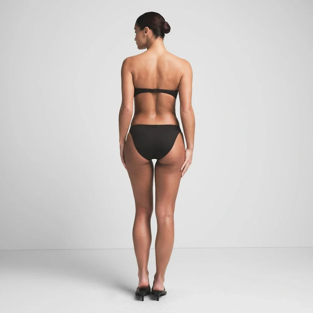 SKIMS nwt signature